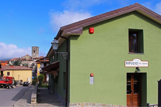 A former elementary school becomes a sustainable shelter in the Apuan Alps