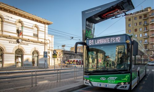 Uno degli autobus elettrici in servizio lungo la linea 81 fermo di fronte alla stazione di Milano Lambrate