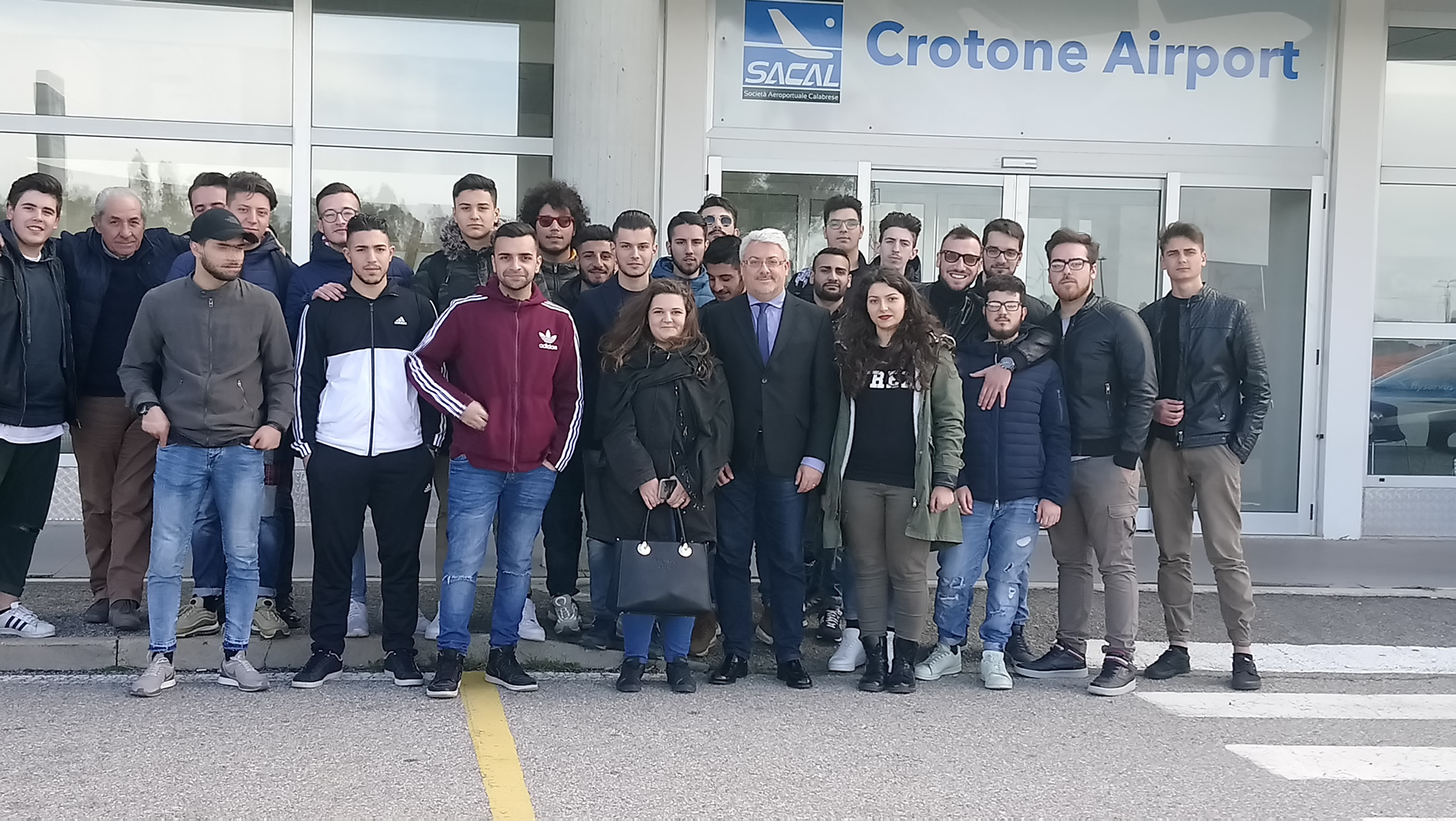 foto di gruppo studenti all'aeroporto di Crotone